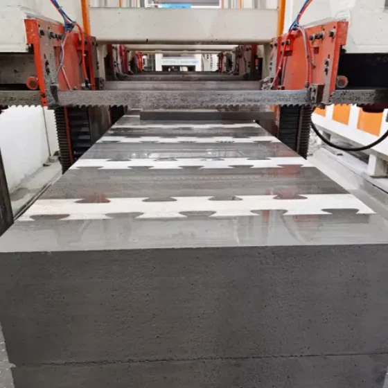 复合夹心自保温砌块设备